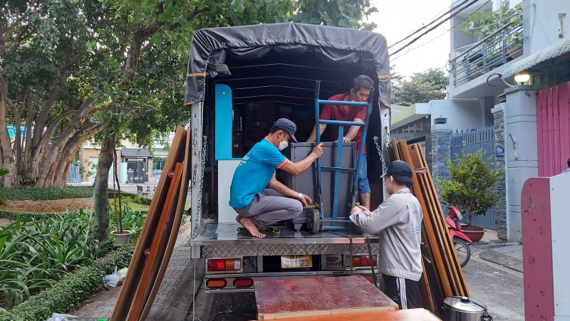 Hàng hoá được xếp gọn lên xe tải 8 tấn