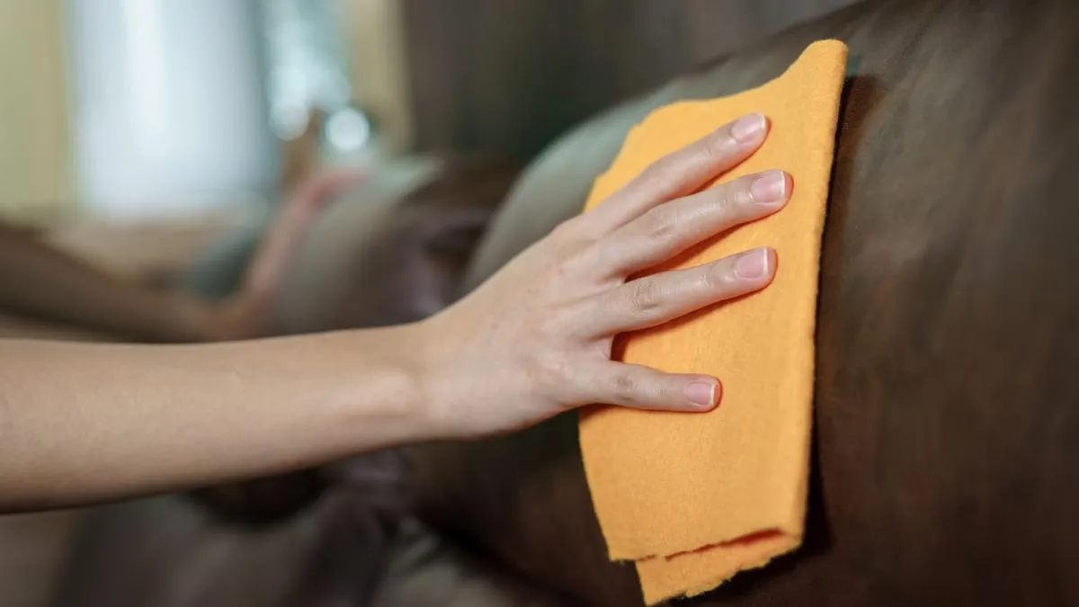 Đánh bóng sofa bằng dầu gỗ
