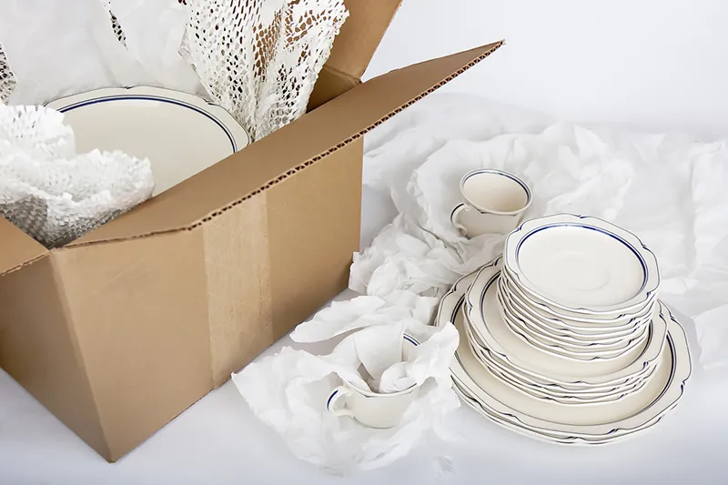 Phân loại hàng dễ vỡ để đóng gói kỹ lưỡng
